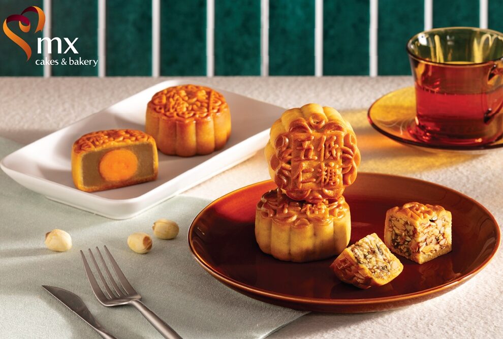 “เอ็ม เอกซ์” ชวนฉลองเทศกาลไหว้พระจันทร์ด้วยความอร่อยระดับตำนานจากฮ่องกงกับขนมไหว้พระจันทร์ยอดนิยม “ไส้คัสตาร์ดลาวา” และรสชาติใหม่ ขนมไหว้พระจันทร์ “สูตรน้ำตาลน้อย ไส้โหงวยิ้ง” และ “ไส้เม็ดบัวไข่เดี่ยว”