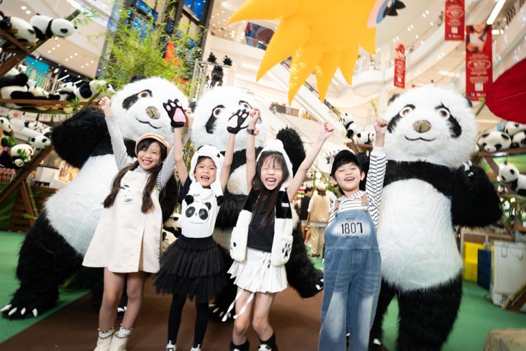 ยกทัพแพนด้าจาก “เฉิงตู” กว่า 1,000 ตัว มาไว้ใจกลางห้าง ในงาน CHA CHA CHA PANDA TOWN