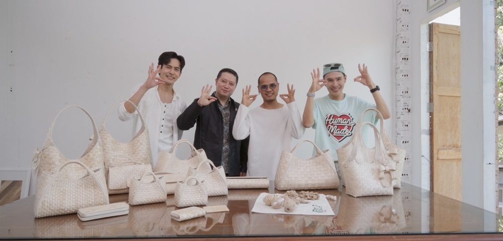 มหัศจรรย์ราชบุรี! “เต้ย พงศกร” แท็กทีม “ตั้ม วราวุธ” พาทัวร์ One Day Trip หาต้นกำเนิดกระเป๋าหนังกาบกล้วย “ตานีสยาม”