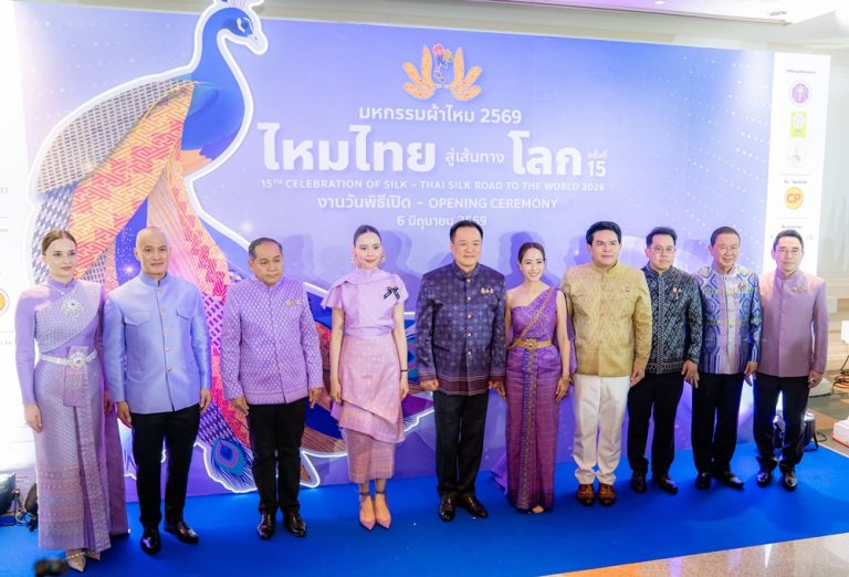 “นายกรัฐมนตรี” ร่วมเปิด “มหกรรมผ้าไหมไหมไทยสู่เส้นทางโลก ครั้งที่ 15” ครม. -ผู้แทนรัฐบาลไทย – คณะทูต 90 ประเทศทั่วโลกเปิดรันเวย์ ร่วมสวมชุดไทยพระราชนิยม ชุดไทยประยุกต์ ที่ตัดเย็บจากผ้าไหม ผลงานดีไซเนอร์รุ่นใหม่ สะท้อนเอกลักษณ์ไทยผ่านดีไซน์ร่วมสมัย เฉิดฉายสู่สายตานานาชาติ