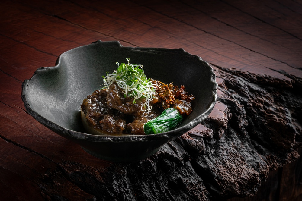 “ต่าง” เปิดตัว Chef’s Table อาหารเหนือขนาด 12 ที่นั่ง โดยเชฟก้อง Locus Native Food Lab จากเชียงราย สู่ เอราวัณ แบงค็อก ถ่ายทอดเสน่ห์ของอาหารเหนือผ่าน Tasting menu วัตถุดิบตามฤดูกาล และประสบการณ์ Caravan, Table & Wine