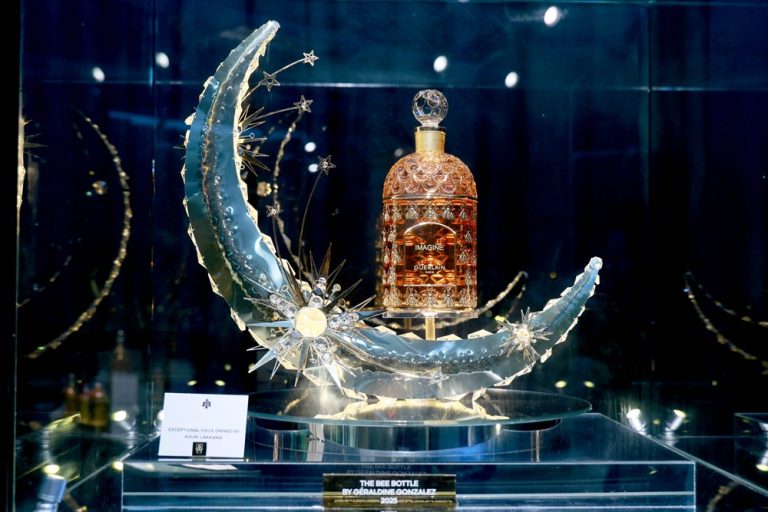 GUERLAIN, PERFUMER VISIONARY SINCE 1828 หนึ่งในนิทรรศการ Haute Parfumerie ที่ยิ่งใหญ่ที่สุดแห่งปีครั้งแรกในประเทศไทย ชวนทุกท่านเปิดประตูสู่จักรวาลแห่งสุคนธศิลป์จาก Maison Guerlain ใจกลางกรุงเทพฯ ณ ONE BANGKOK 24-28 มิ.ย. นี้