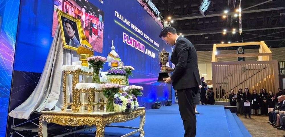 ศิลปากร ตอกย้ำการเป็นผู้นำแห่งความสร้างสรรค์กับรางวัล “Platinum Award” รับถ้วยพระราชทานฯ ในมหกรรมงานวิจัยแห่งชาติ 2569 เปลี่ยน ‘ดินเปรี้ยว’ เป็น ‘แฟชั่นชีวภาพ’ พ่วงอีก 4 รางวัลนวัตกรรมสร้างสรรค์