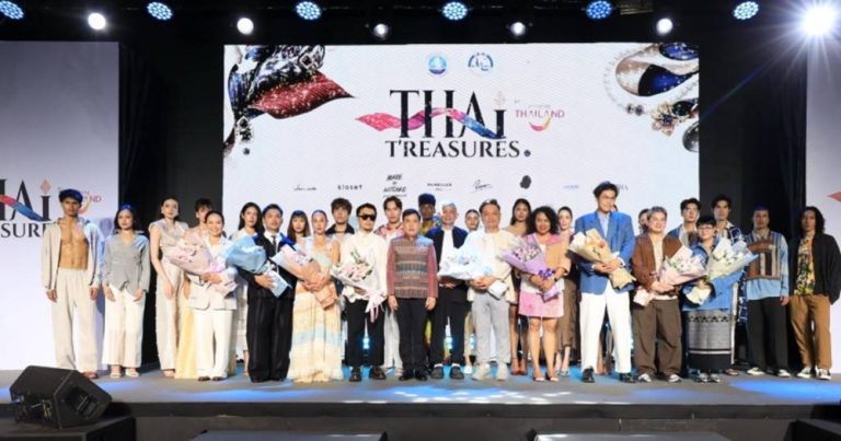 ททท. เปิดงาน “THAI T’REASURES by Amazing Thailand” ชู “ของดีประเทศไทย” ผสานแฟชั่นไทย ร่วมสมัย ดึง 8 ดีไซเนอร์ – ICONCRAFT – อัญมณีไทย สู่รันเวย์ “แฟชั่นไทยเท่” 